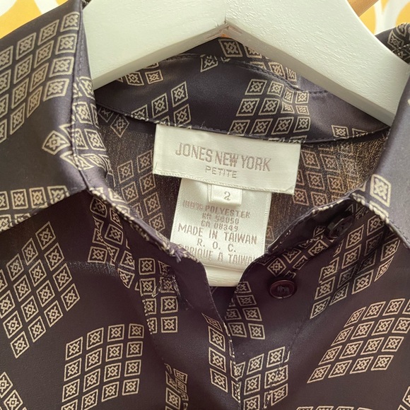 Chic Patterned Blouse - Picture 3 of 3